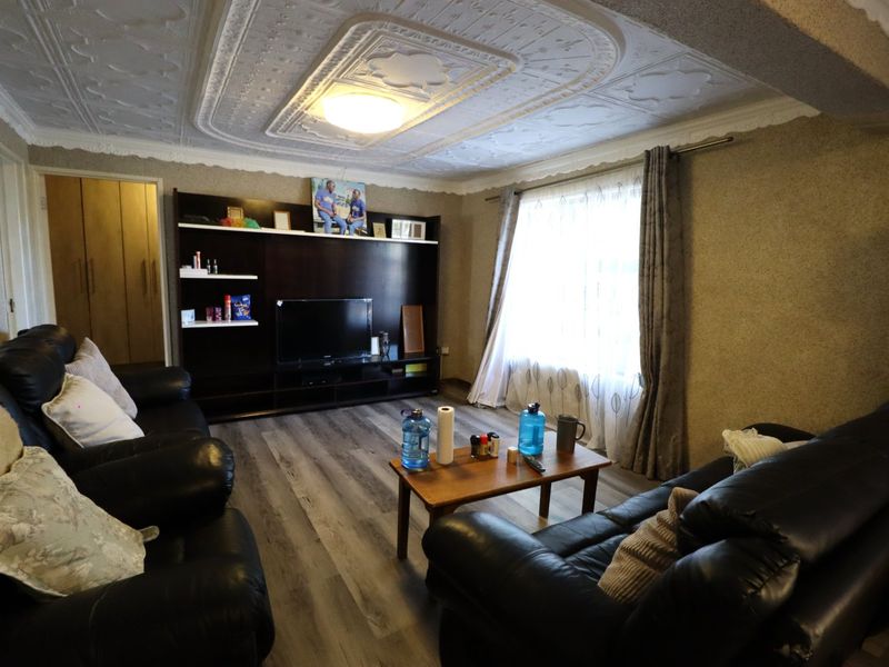 3 Bedroom Home in Greenshields Park  - Photo 4