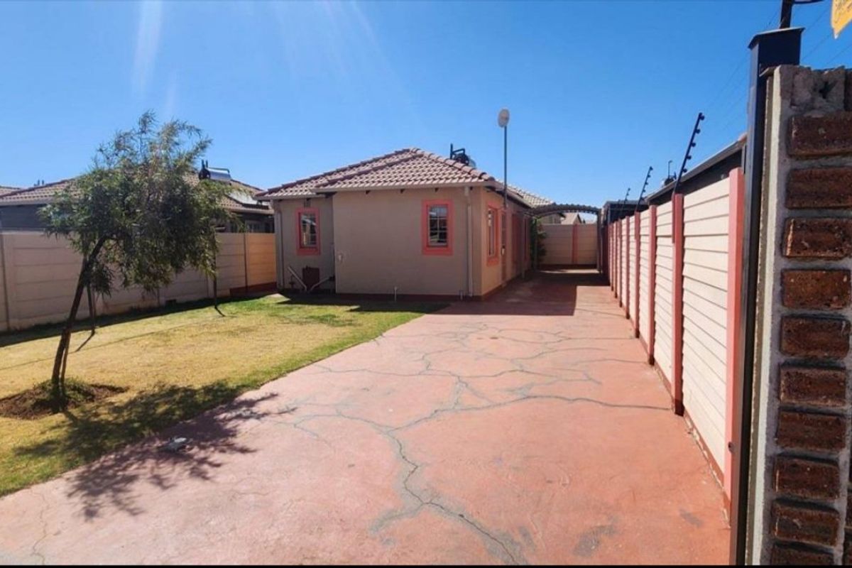 Spacious 3 bedroom and 2 bathroom house for sale in sky city  - Photo 3