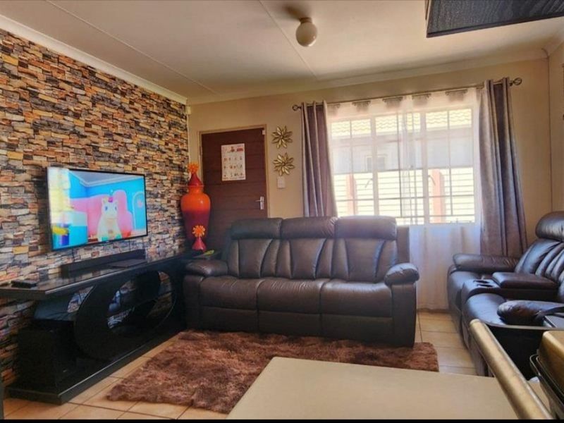 Spacious 3 bedroom and 2 bathroom house for sale in sky city  - Photo 10