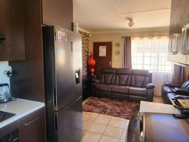 Spacious 3 bedroom and 2 bathroom house for sale in sky city  - Photo 6