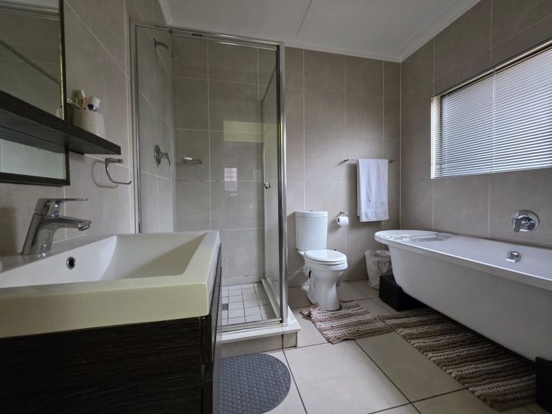 Elegant 3-Bedroom Ground Floor Corner Unit with Private Garden - Photo 9