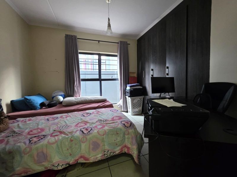 Elegant 3-Bedroom Ground Floor Corner Unit with Private Garden - Photo 10