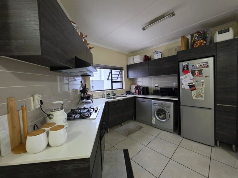 Elegant 3-Bedroom Ground Floor Corner Unit with Private Garden - Photo 4