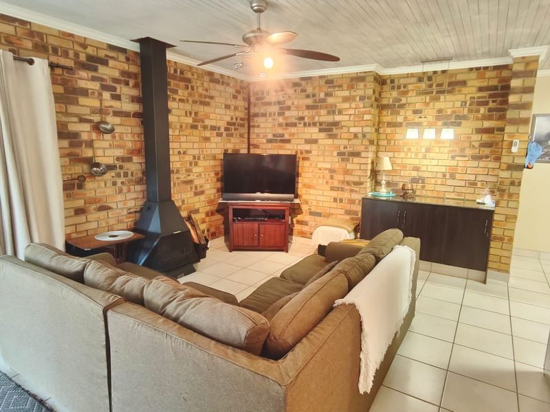 Tranquil Vaal Dam Living in Sought-After Marina Letata Estate - Photo 2