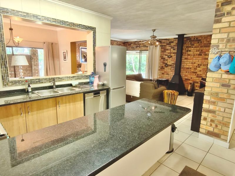 Tranquil Vaal Dam Living in Sought-After Marina Letata Estate - Photo 9