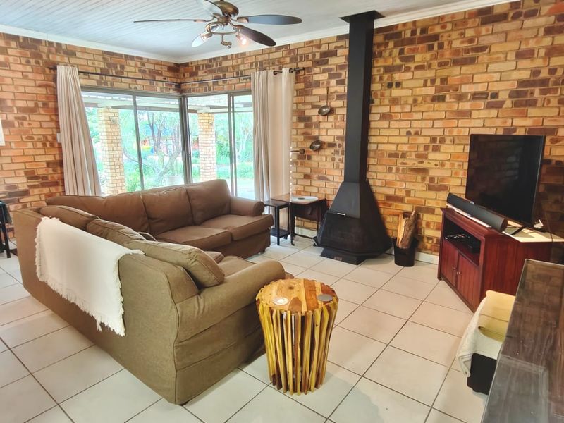 Tranquil Vaal Dam Living in Sought-After Marina Letata Estate - Photo 3