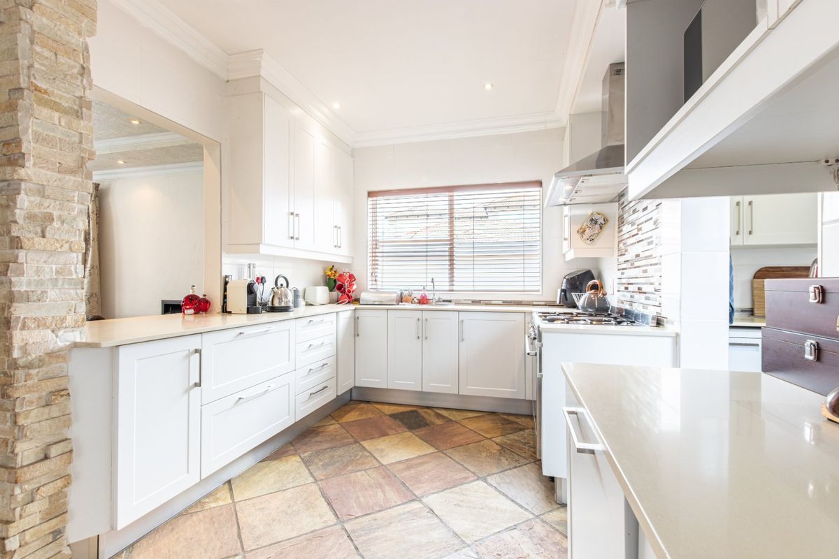 RENOVATED FAMILY HOME IN SECURE ESTATE – RUIMSIG - Photo 3