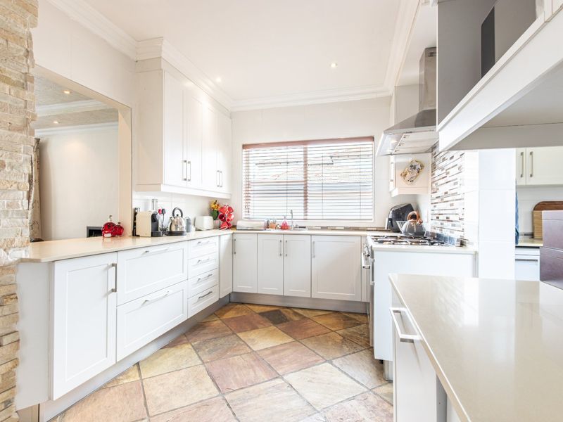 RENOVATED FAMILY HOME IN SECURE ESTATE – RUIMSIG - Photo 3