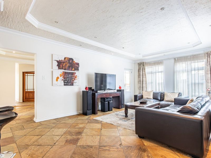 RENOVATED FAMILY HOME IN SECURE ESTATE – RUIMSIG - Photo 10