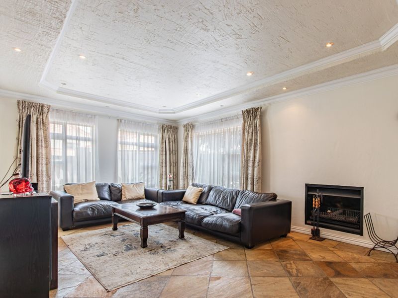 RENOVATED FAMILY HOME IN SECURE ESTATE – RUIMSIG - Photo 9