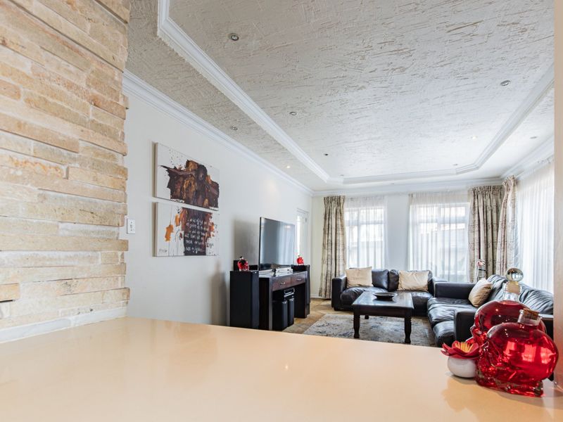 RENOVATED FAMILY HOME IN SECURE ESTATE – RUIMSIG - Photo 7