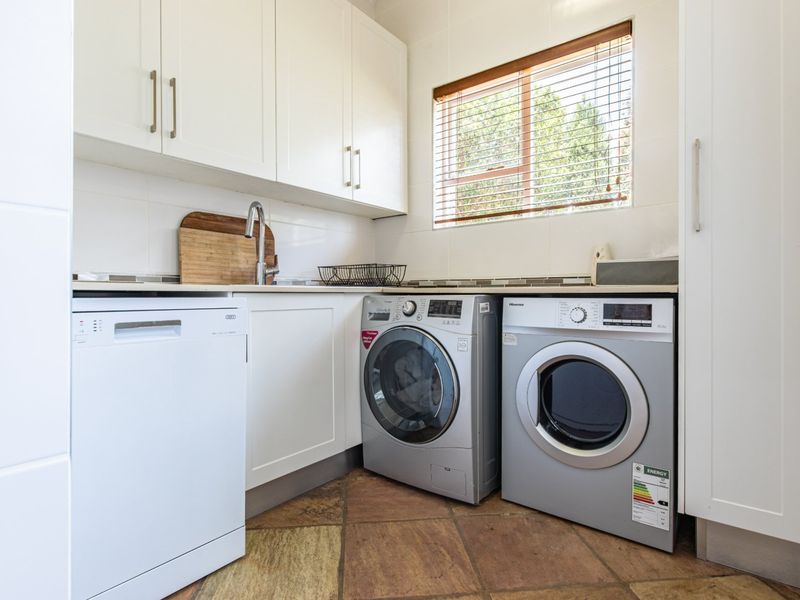 RENOVATED FAMILY HOME IN SECURE ESTATE – RUIMSIG - Photo 6