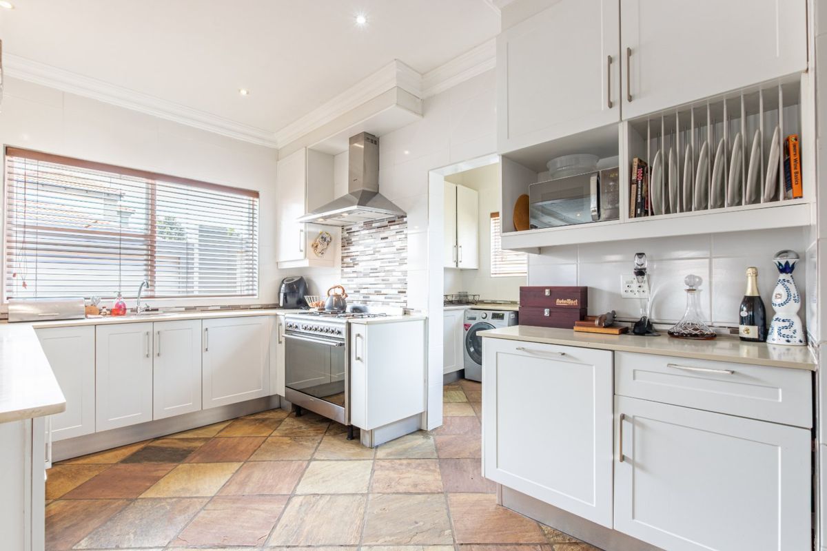 RENOVATED FAMILY HOME IN SECURE ESTATE – RUIMSIG - Photo 4