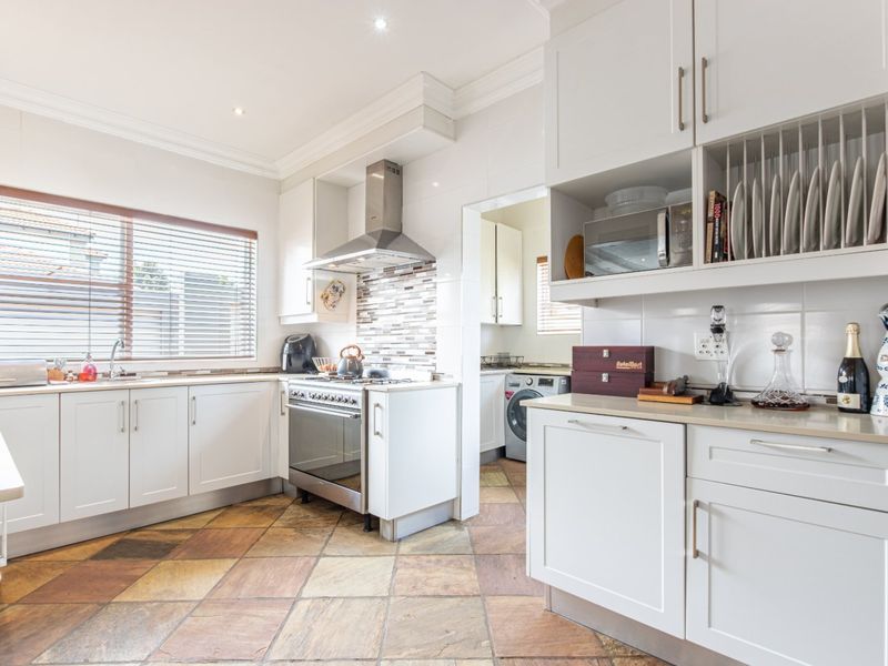 RENOVATED FAMILY HOME IN SECURE ESTATE – RUIMSIG - Photo 4