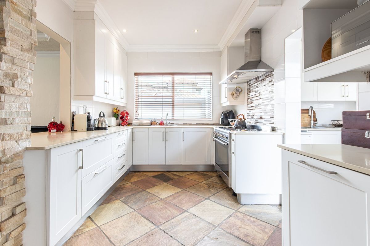 RENOVATED FAMILY HOME IN SECURE ESTATE – RUIMSIG - Photo 5