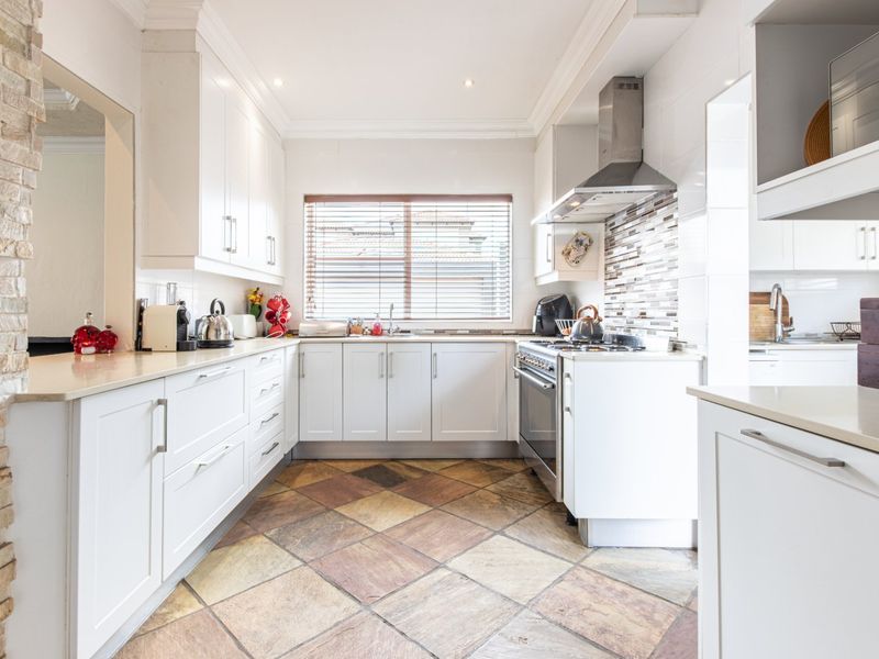 RENOVATED FAMILY HOME IN SECURE ESTATE – RUIMSIG - Photo 5