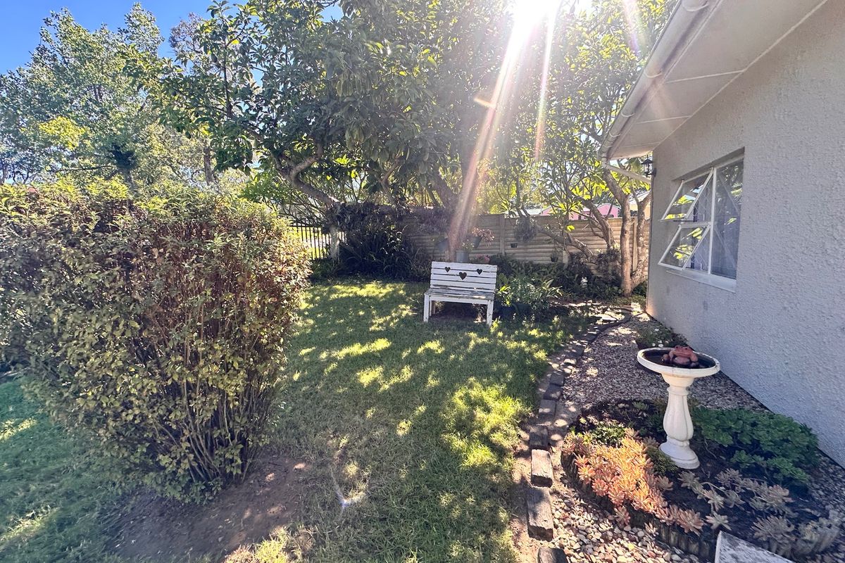 Charming Headlands Home with Garden Charm - Photo 4