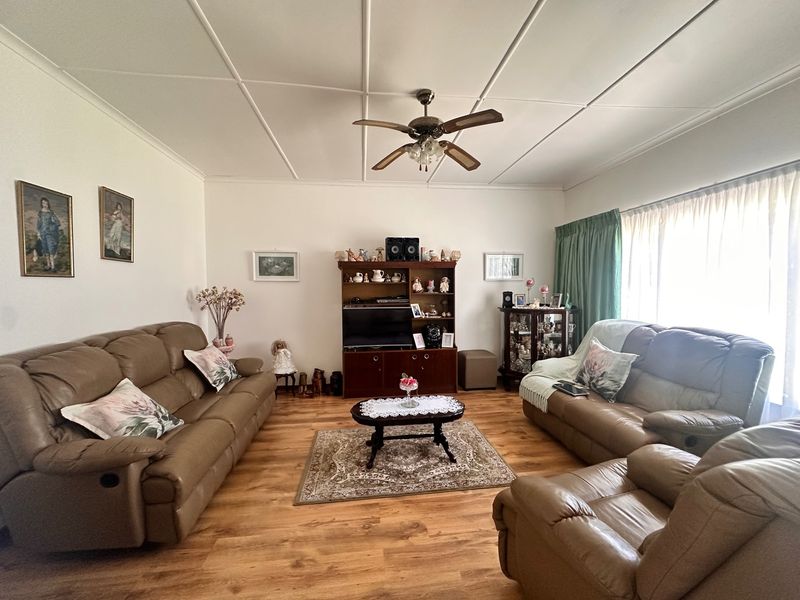 Charming Headlands Home with Garden Charm - Photo 5