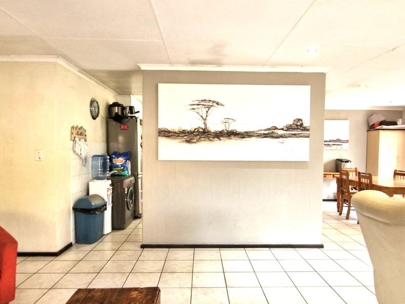 Position Position  ,,,,,,,,,, 3 Bedrooms ,,2 Bathrooms,,  Double Garage Pet Friendly Swimming Pool  Cluster Home  - Photo 5