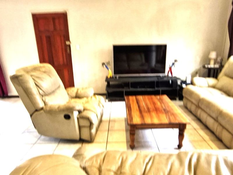 Position Position  ,,,,,,,,,, 3 Bedrooms ,,2 Bathrooms,,  Double Garage Pet Friendly Swimming Pool  Cluster Home  - Photo 3