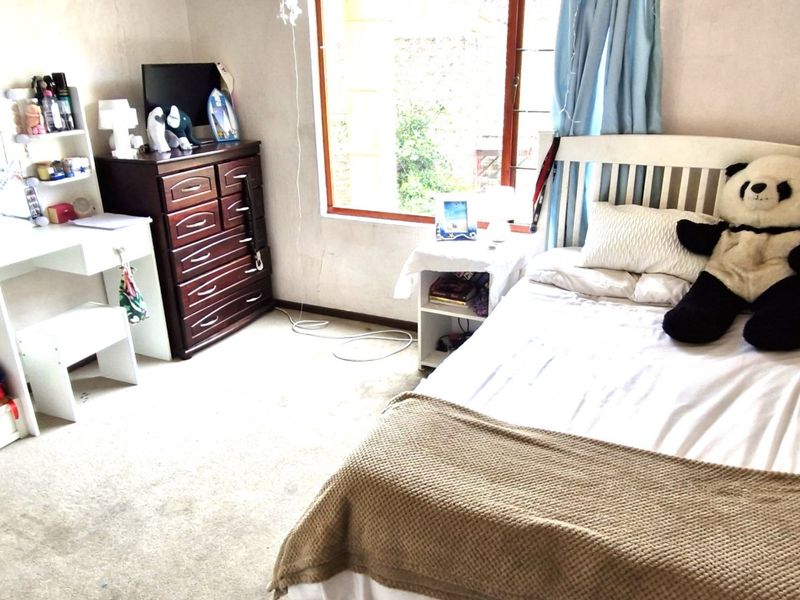 Position Position  ,,,,,,,,,, 3 Bedrooms ,,2 Bathrooms,,  Double Garage Pet Friendly Swimming Pool  Cluster Home  - Photo 10