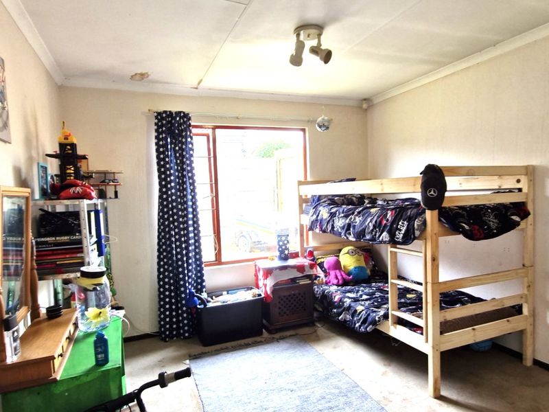 Position Position  ,,,,,,,,,, 3 Bedrooms ,,2 Bathrooms,,  Double Garage Pet Friendly Swimming Pool  Cluster Home  - Photo 9