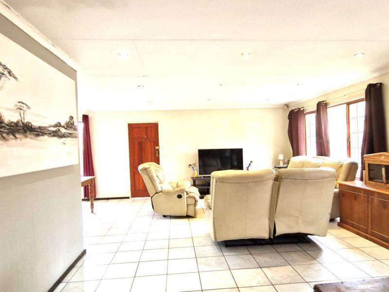 Position Position  ,,,,,,,,,, 3 Bedrooms ,,2 Bathrooms,,  Double Garage Pet Friendly Swimming Pool  Cluster Home  - Photo 8