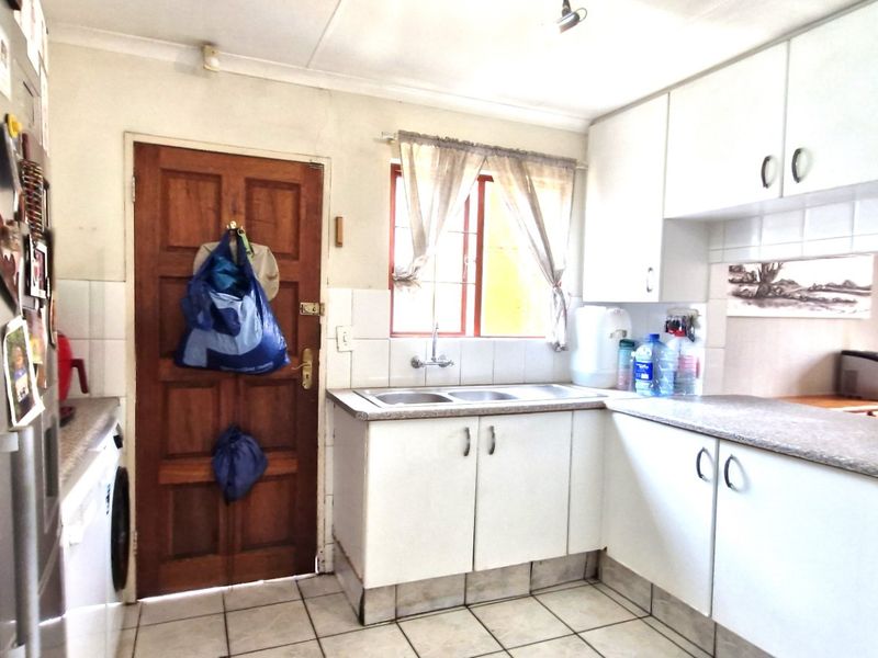 Position Position  ,,,,,,,,,, 3 Bedrooms ,,2 Bathrooms,,  Double Garage Pet Friendly Swimming Pool  Cluster Home  - Photo 7