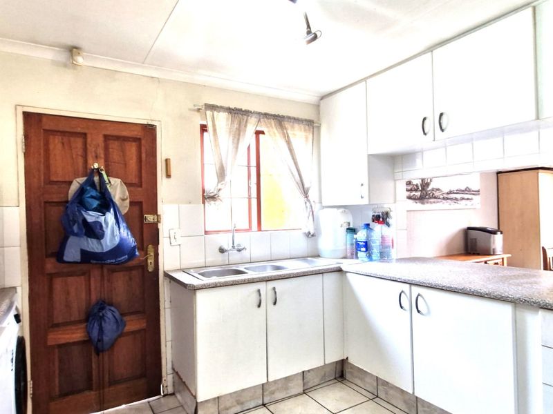 Position Position  ,,,,,,,,,, 3 Bedrooms ,,2 Bathrooms,,  Double Garage Pet Friendly Swimming Pool  Cluster Home  - Photo 6