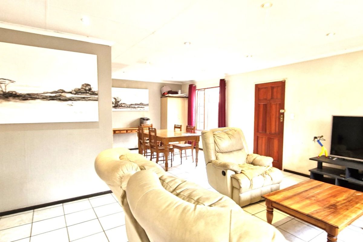 Position Position  ,,,,,,,,,, 3 Bedrooms ,,2 Bathrooms,,  Double Garage Pet Friendly Swimming Pool  Cluster Home  - Photo 4