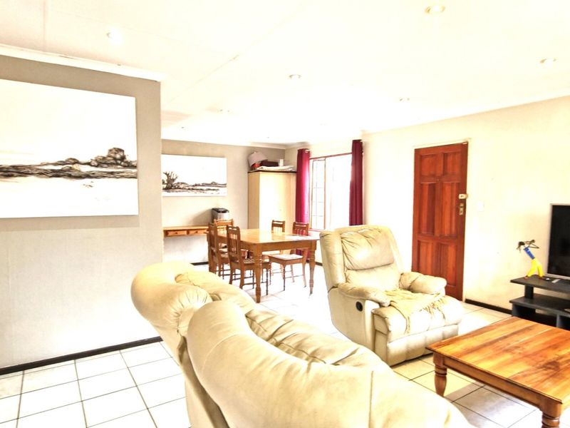 Position Position  ,,,,,,,,,, 3 Bedrooms ,,2 Bathrooms,,  Double Garage Pet Friendly Swimming Pool  Cluster Home  - Photo 4