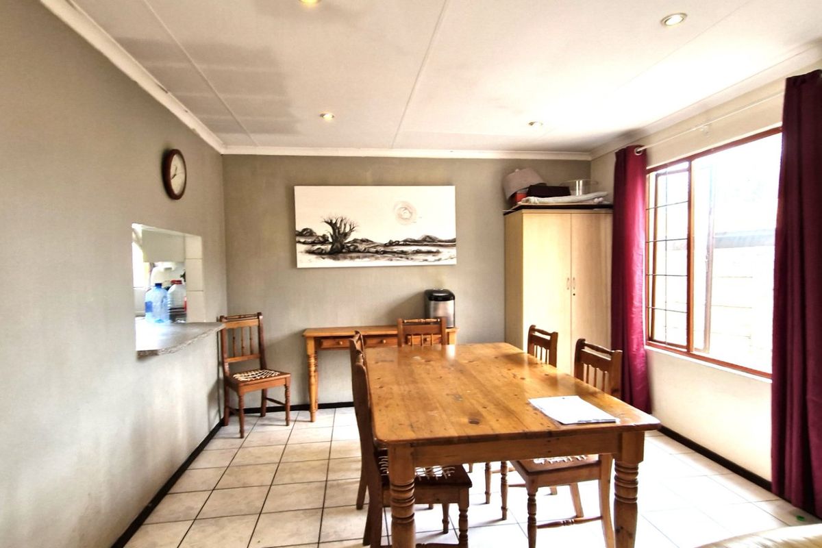 Position Position  ,,,,,,,,,, 3 Bedrooms ,,2 Bathrooms,,  Double Garage Pet Friendly Swimming Pool  Cluster Home  - Photo 2