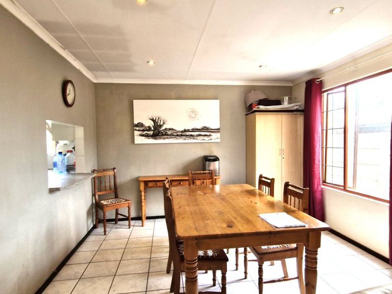 Position Position  ,,,,,,,,,, 3 Bedrooms ,,2 Bathrooms,,  Double Garage Pet Friendly Swimming Pool  Cluster Home  - Photo 2