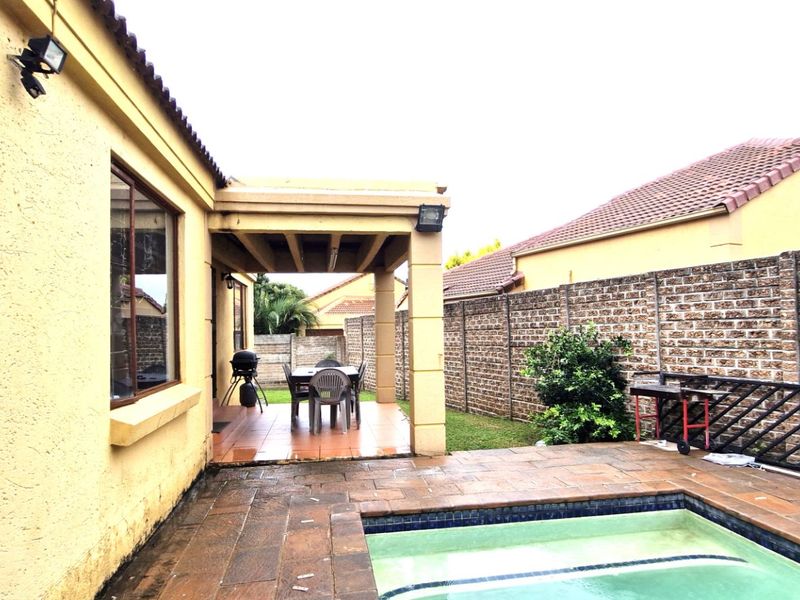 Position Position  ,,,,,,,,,, 3 Bedrooms ,,2 Bathrooms,,  Double Garage Pet Friendly Swimming Pool  Cluster Home  - Photo 1
