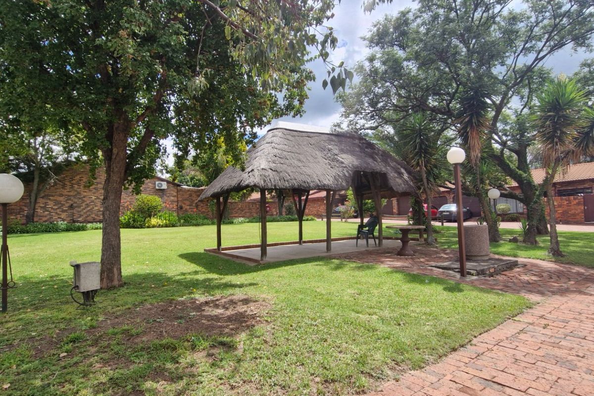 Nice North Facing Townhouse... 3 Bedrooms 2 Bathrooms  Covered Patio Double Garage Pet Friendly Garden - Photo 2