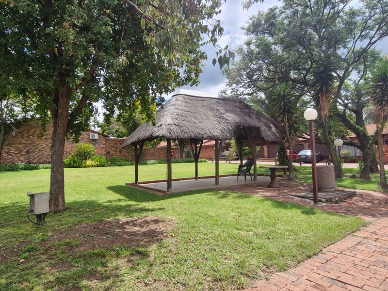 Nice North Facing Townhouse... 3 Bedrooms 2 Bathrooms  Covered Patio Double Garage Pet Friendly Garden - Photo 2