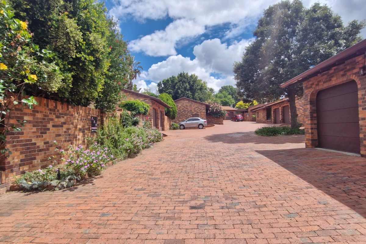 Nice North Facing Townhouse... 3 Bedrooms 2 Bathrooms  Covered Patio Double Garage Pet Friendly Garden - Photo 5