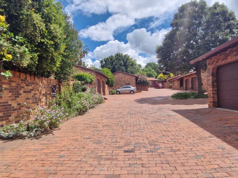 Nice North Facing Townhouse... 3 Bedrooms 2 Bathrooms  Covered Patio Double Garage Pet Friendly Garden - Photo 5