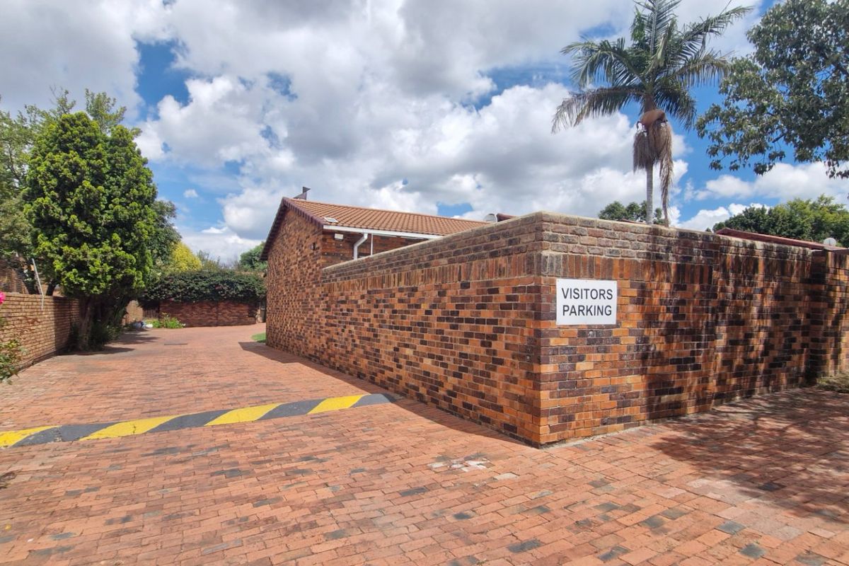 Nice North Facing Townhouse... 3 Bedrooms 2 Bathrooms  Covered Patio Double Garage Pet Friendly Garden - Photo 3