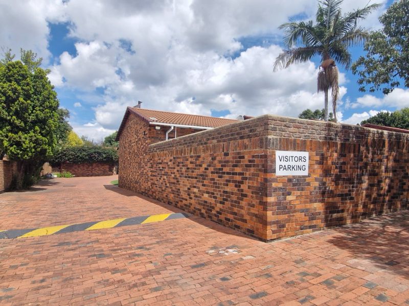 Nice North Facing Townhouse... 3 Bedrooms 2 Bathrooms  Covered Patio Double Garage Pet Friendly Garden - Photo 3