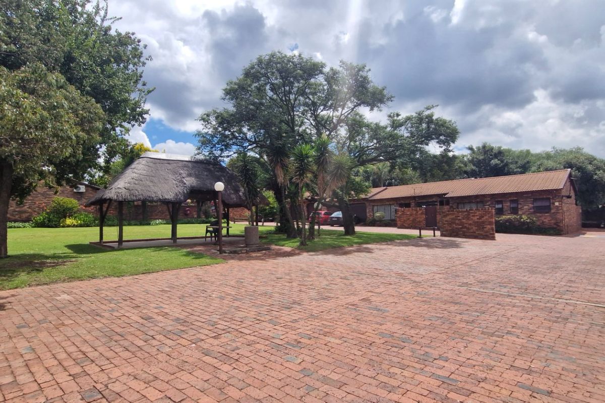 Nice North Facing Townhouse... 3 Bedrooms 2 Bathrooms  Covered Patio Double Garage Pet Friendly Garden - Photo 4