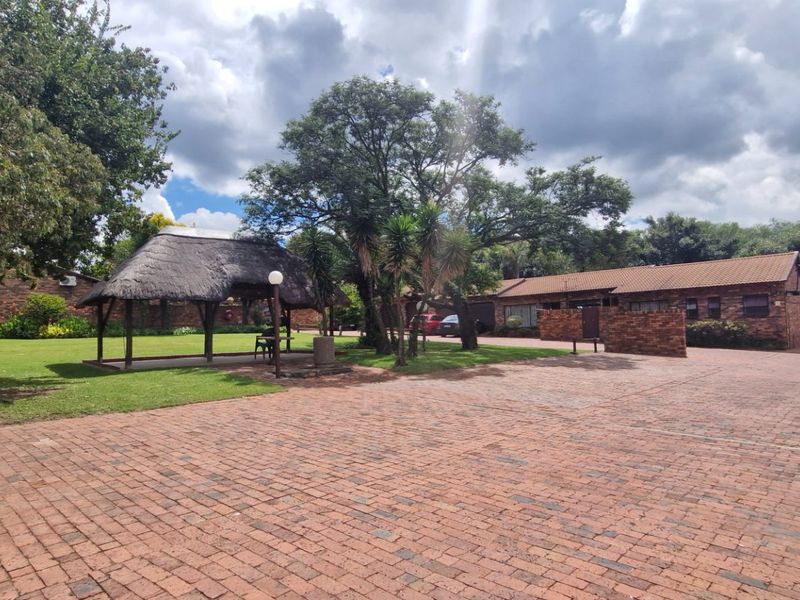 Nice North Facing Townhouse... 3 Bedrooms 2 Bathrooms  Covered Patio Double Garage Pet Friendly Garden - Photo 4