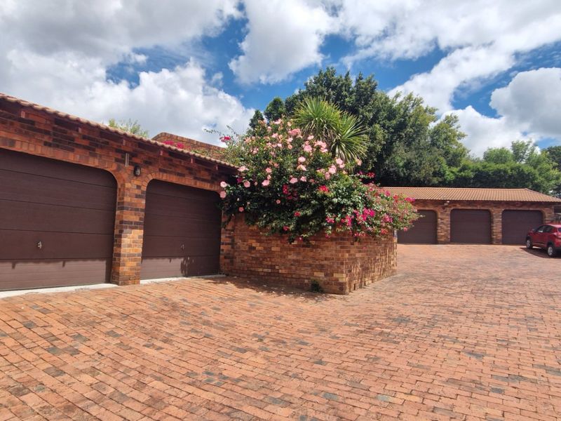 Nice North Facing Townhouse... 3 Bedrooms 2 Bathrooms  Covered Patio Double Garage Pet Friendly Garden - Photo 6