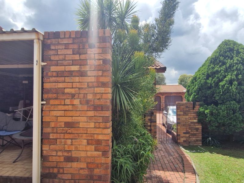 Nice North Facing Townhouse... 3 Bedrooms 2 Bathrooms  Covered Patio Double Garage Pet Friendly Garden - Photo 10