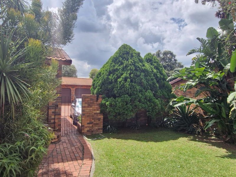 Nice North Facing Townhouse... 3 Bedrooms 2 Bathrooms  Covered Patio Double Garage Pet Friendly Garden - Photo 9