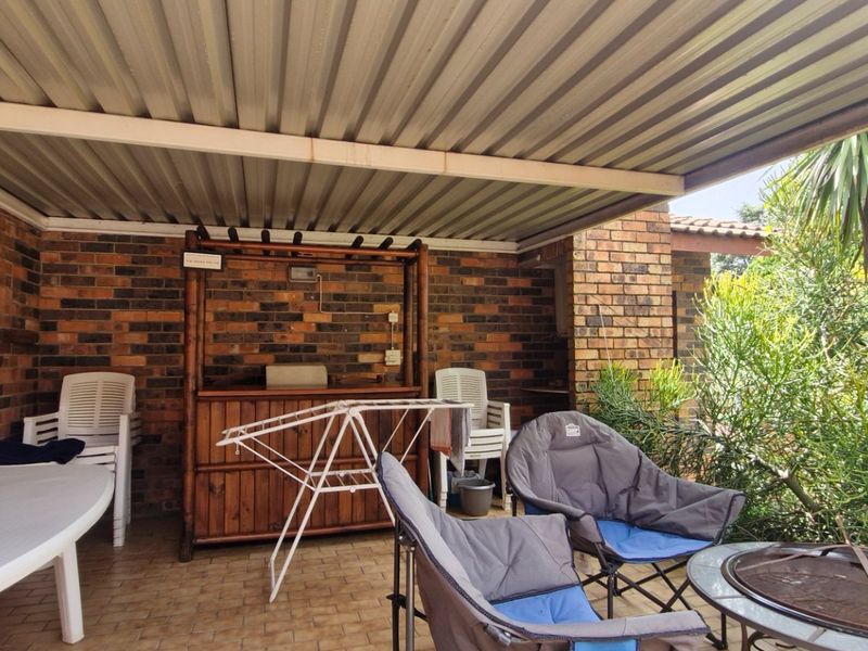 Nice North Facing Townhouse... 3 Bedrooms 2 Bathrooms  Covered Patio Double Garage Pet Friendly Garden - Photo 8