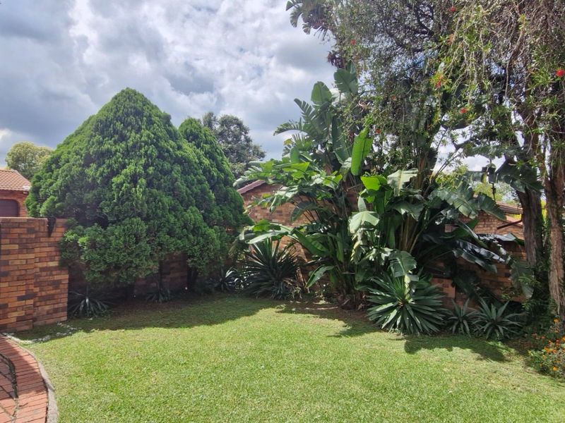 Nice North Facing Townhouse... 3 Bedrooms 2 Bathrooms  Covered Patio Double Garage Pet Friendly Garden - Photo 7