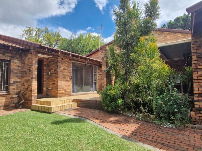 Nice North Facing Townhouse... 3 Bedrooms 2 Bathrooms  Covered Patio Double Garage Pet Friendly Garden - Photo 1