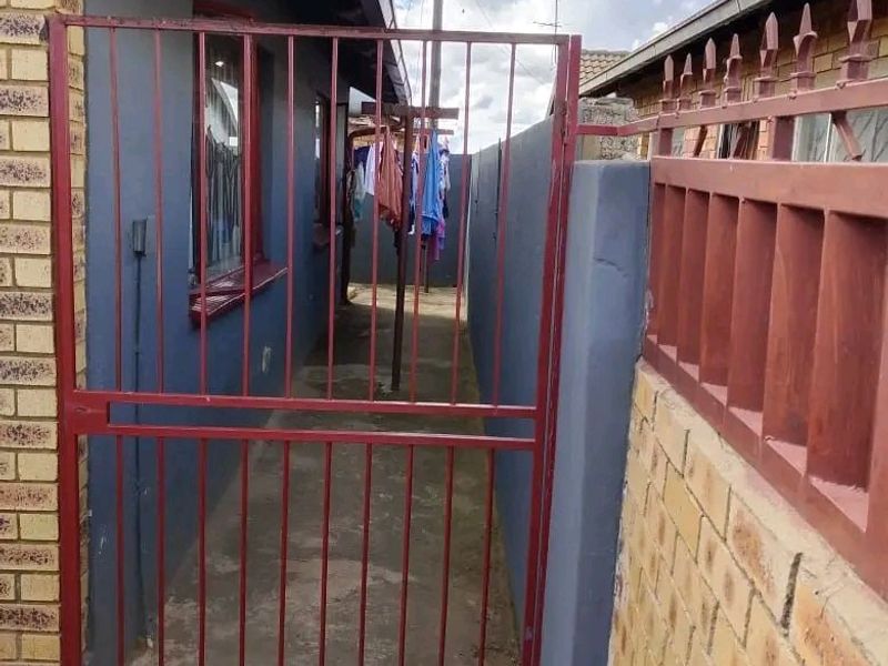 Beautiful 2 bedroom house in Tembisa  - Photo 9