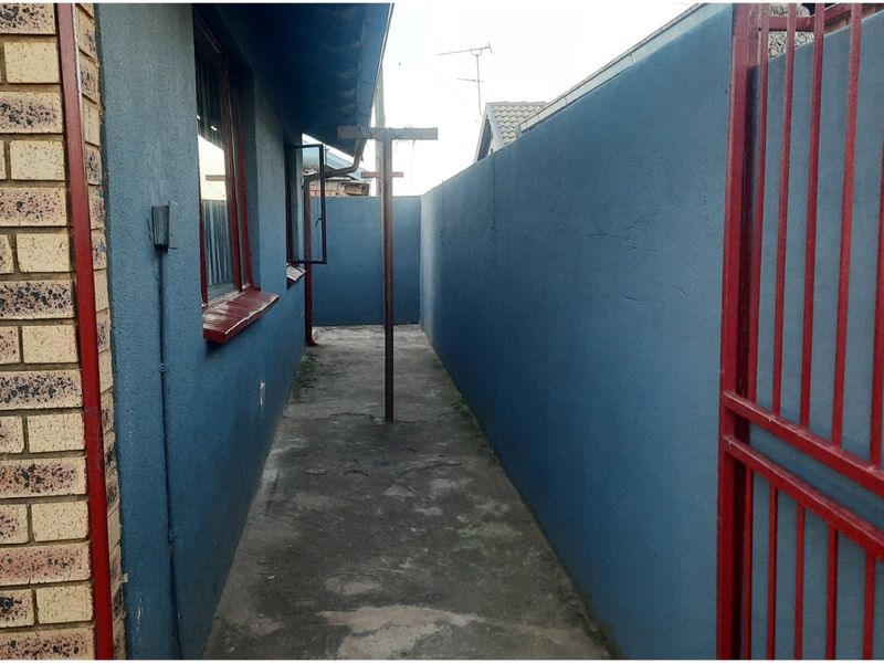 Beautiful 2 bedroom house in Tembisa  - Photo 2